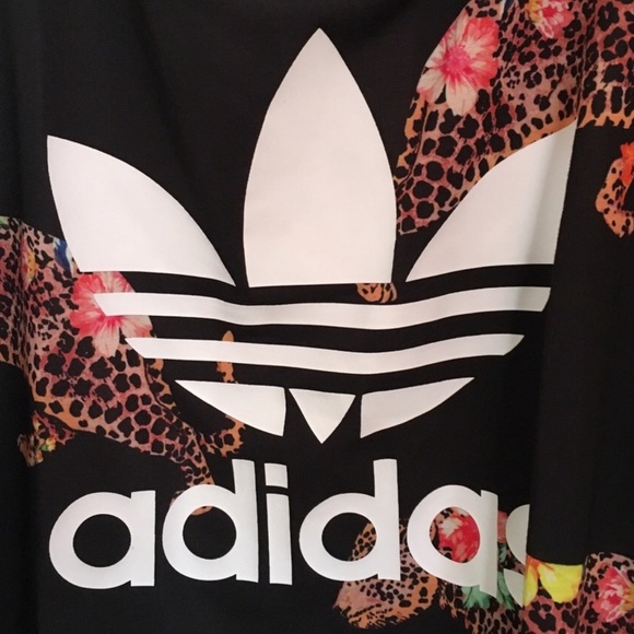 🔥🔥SUPER SALE🔥🔥PRICE FIRM✅ 👑Adidas Animal Print Oncanda Crop Top - Picture 3 of 10
